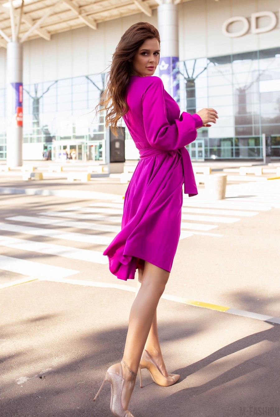 Фиолетовое приталенное платье с длинными рукавами- Фото 4