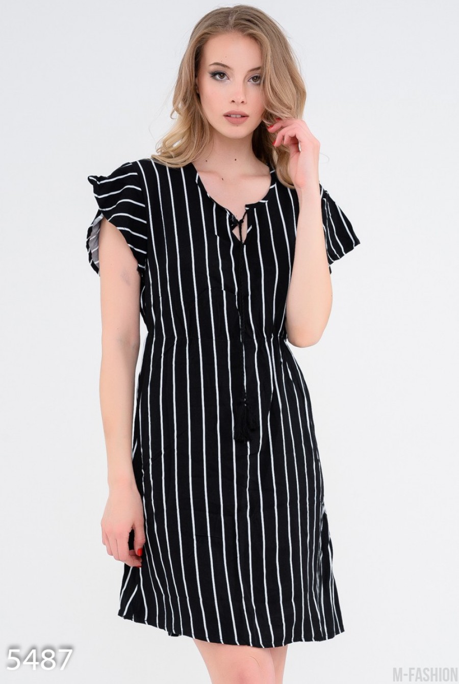 Черное в узкие белые полосы платье с короткими рукавами - Фото 1