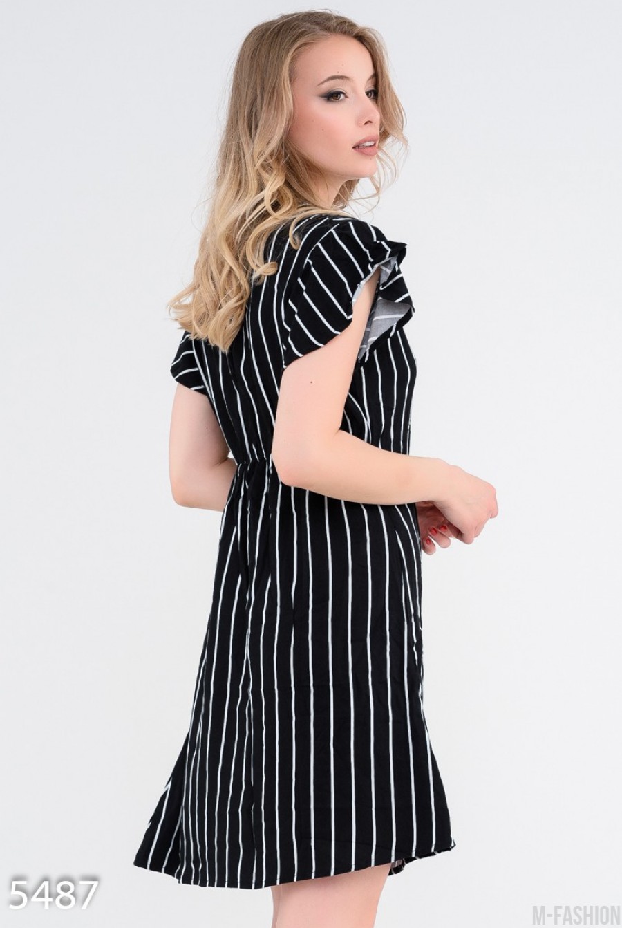 Черное в узкие белые полосы платье с короткими рукавами- Фото 2