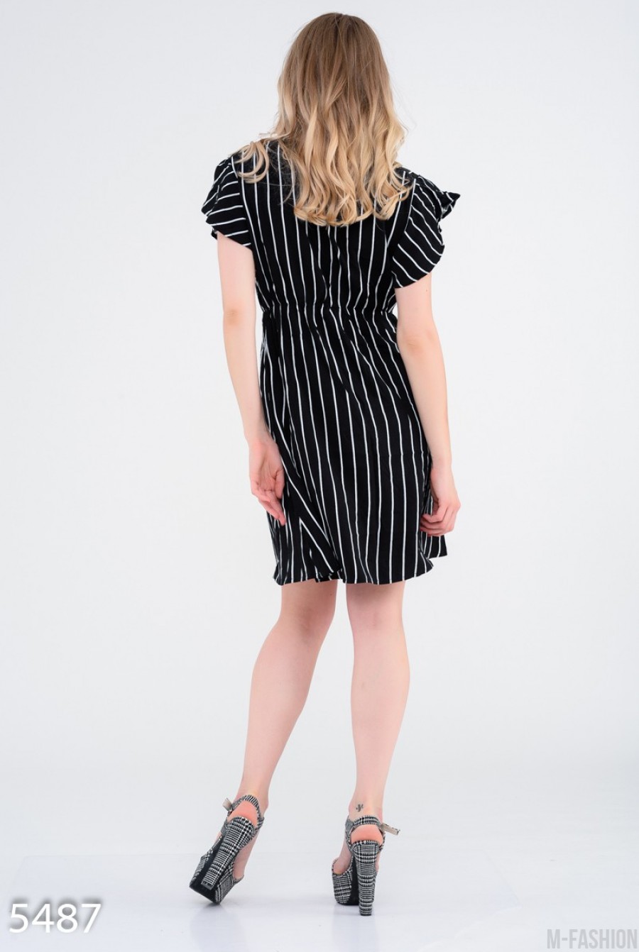 Черное в узкие белые полосы платье с короткими рукавами- Фото 3