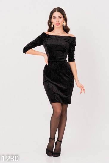 Велюровое черное платье-футляр с открытыми плечами