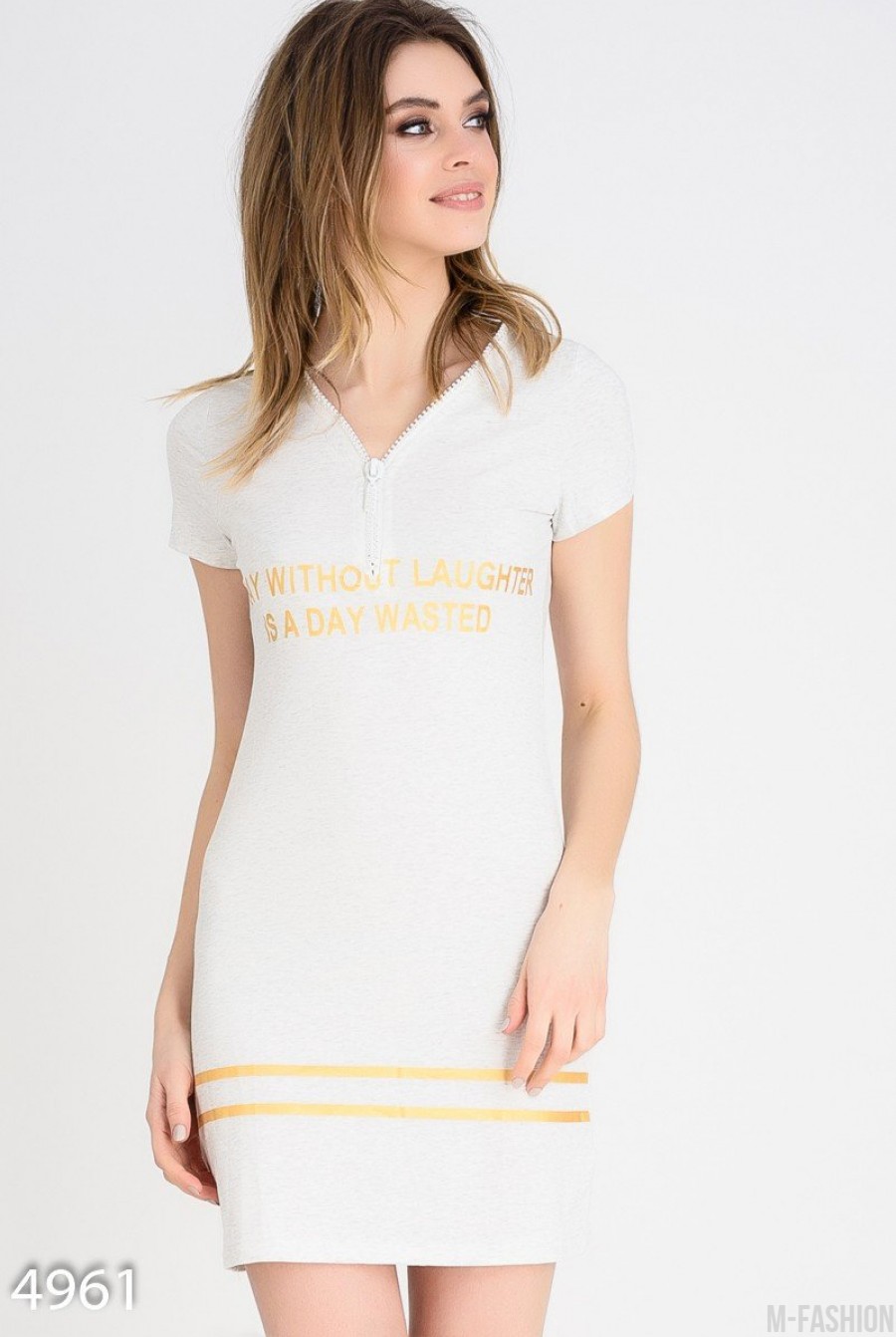 Серое платье-футболка с воротом на молнии и золотым принтом - Фото 1