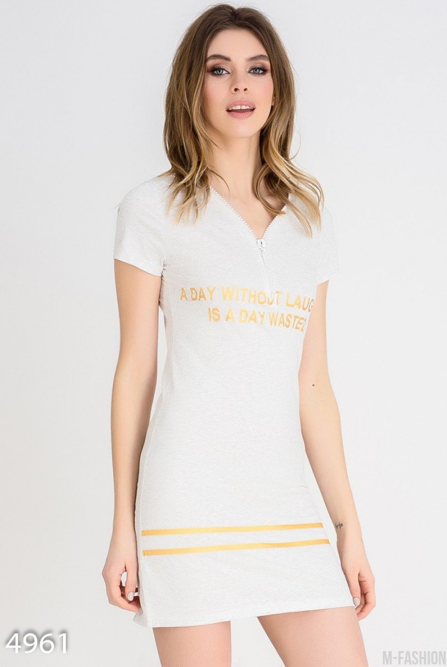 Серое платье-футболка с воротом на молнии и золотым принтом- Фото 2