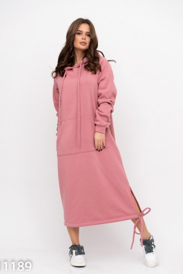 Розовое теплое платье с капюшоном и кулиской