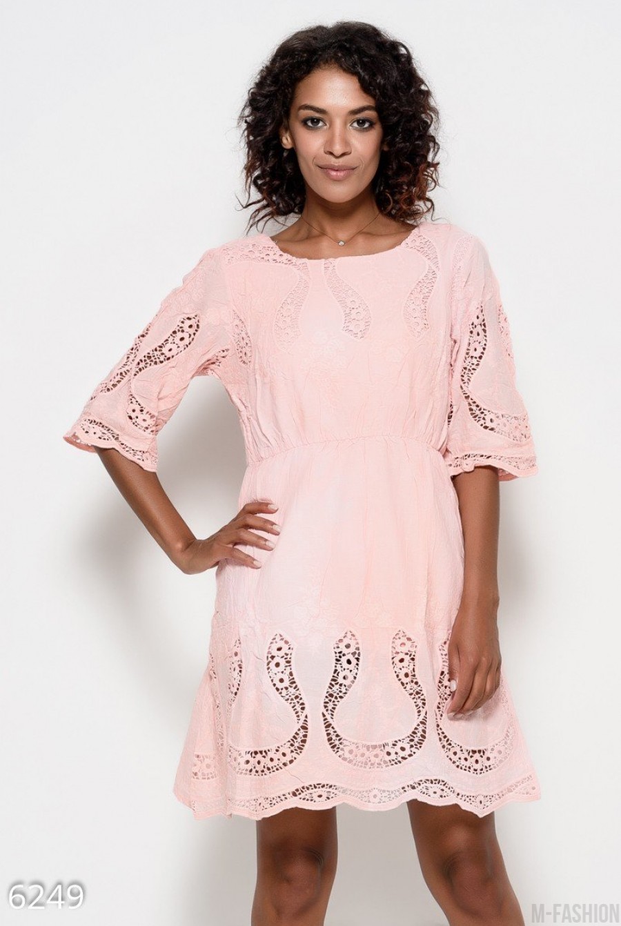 Коттоновое персиковое приталенное платье с кружевом и перфорацией - Фото 1
