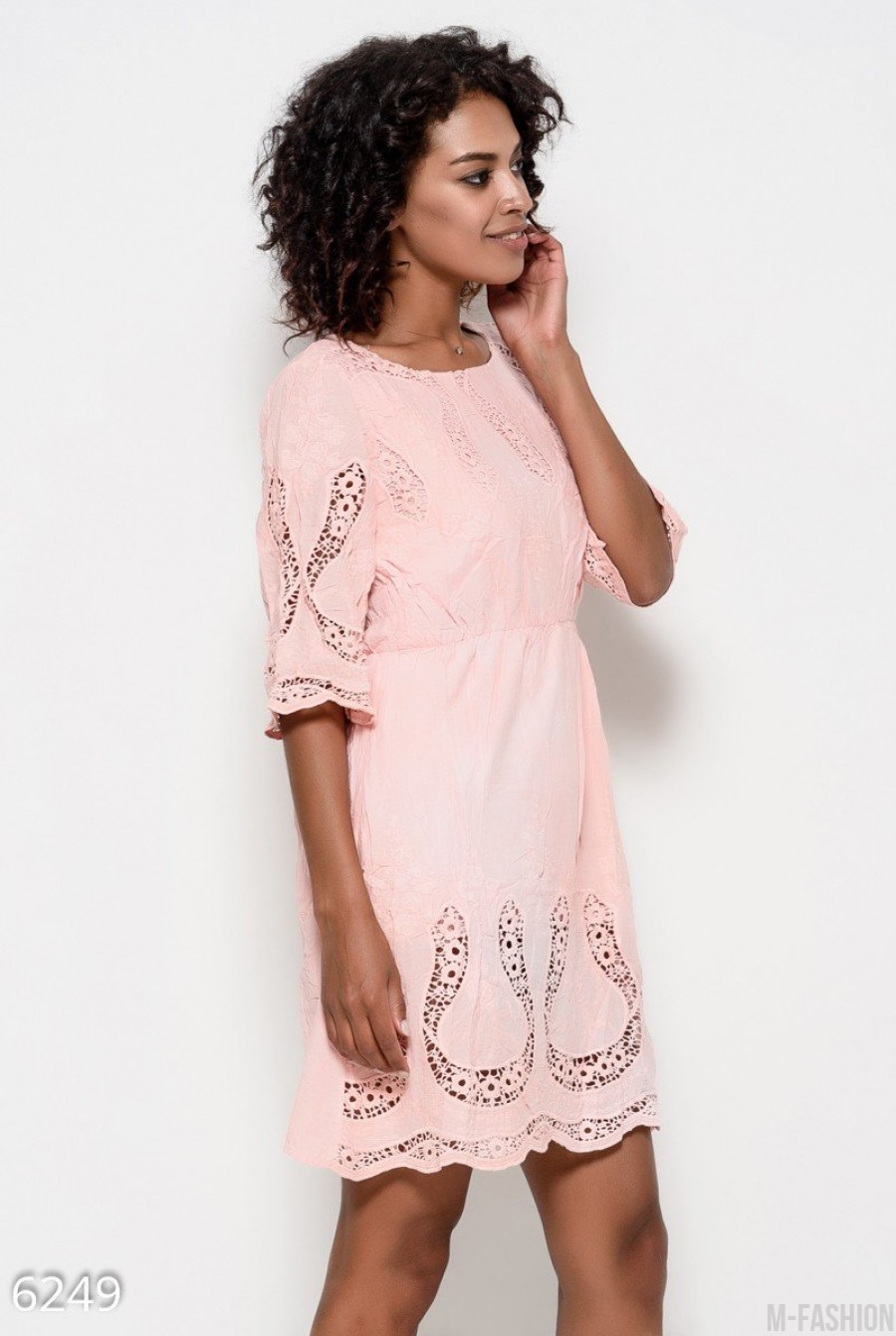 Коттоновое персиковое приталенное платье с кружевом и перфорацией- Фото 2