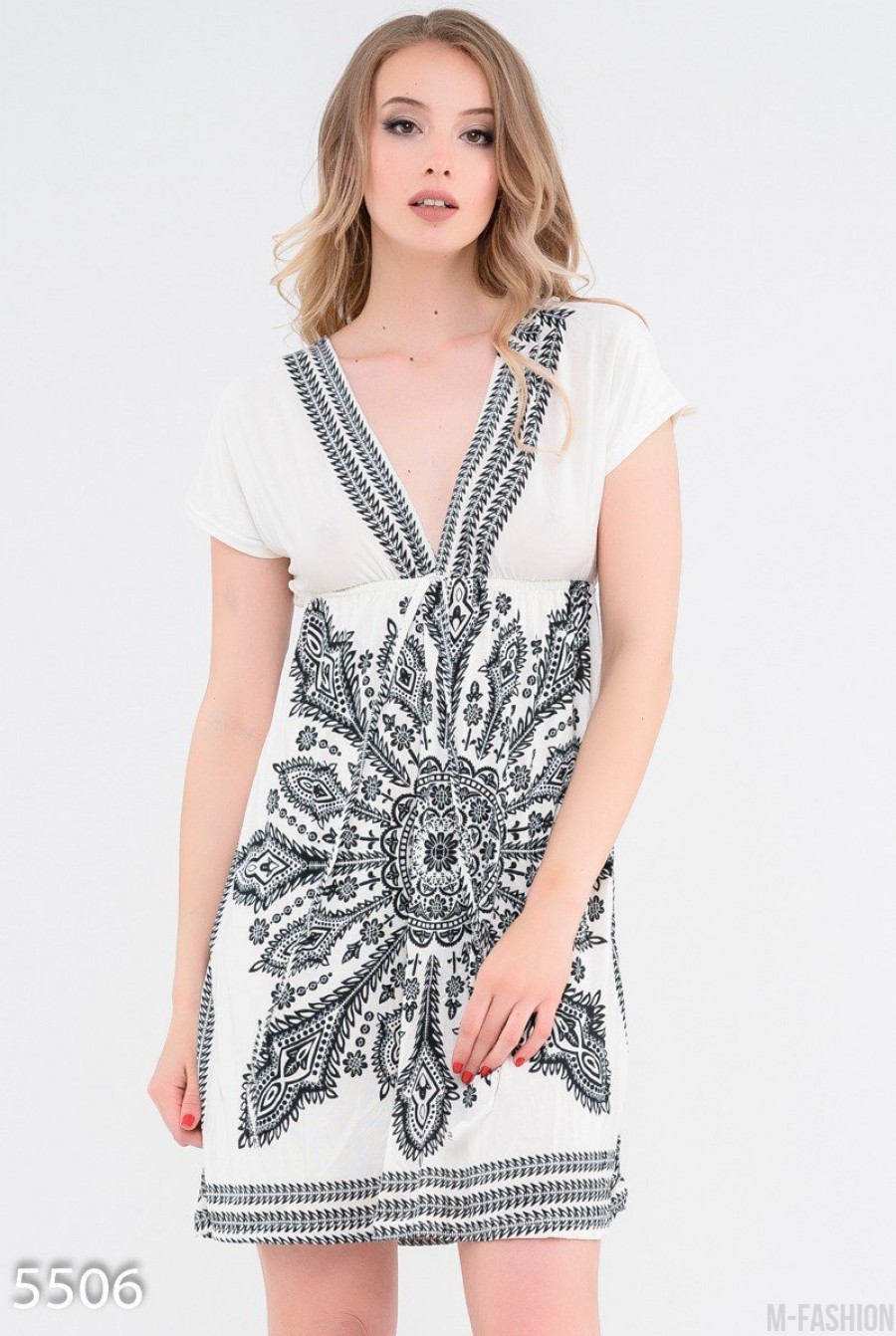 Белое короткое платье с орнаментом и V-образными вырезами спереди и сзади - Фото 1