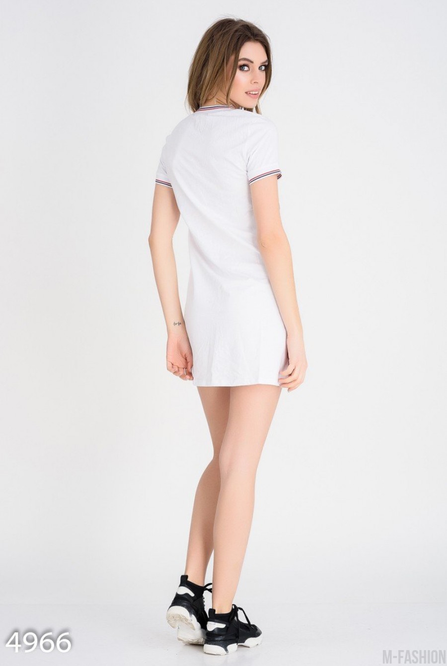 Белое свободное платье-футболка с V-вырезом и принтом на груди- Фото 3