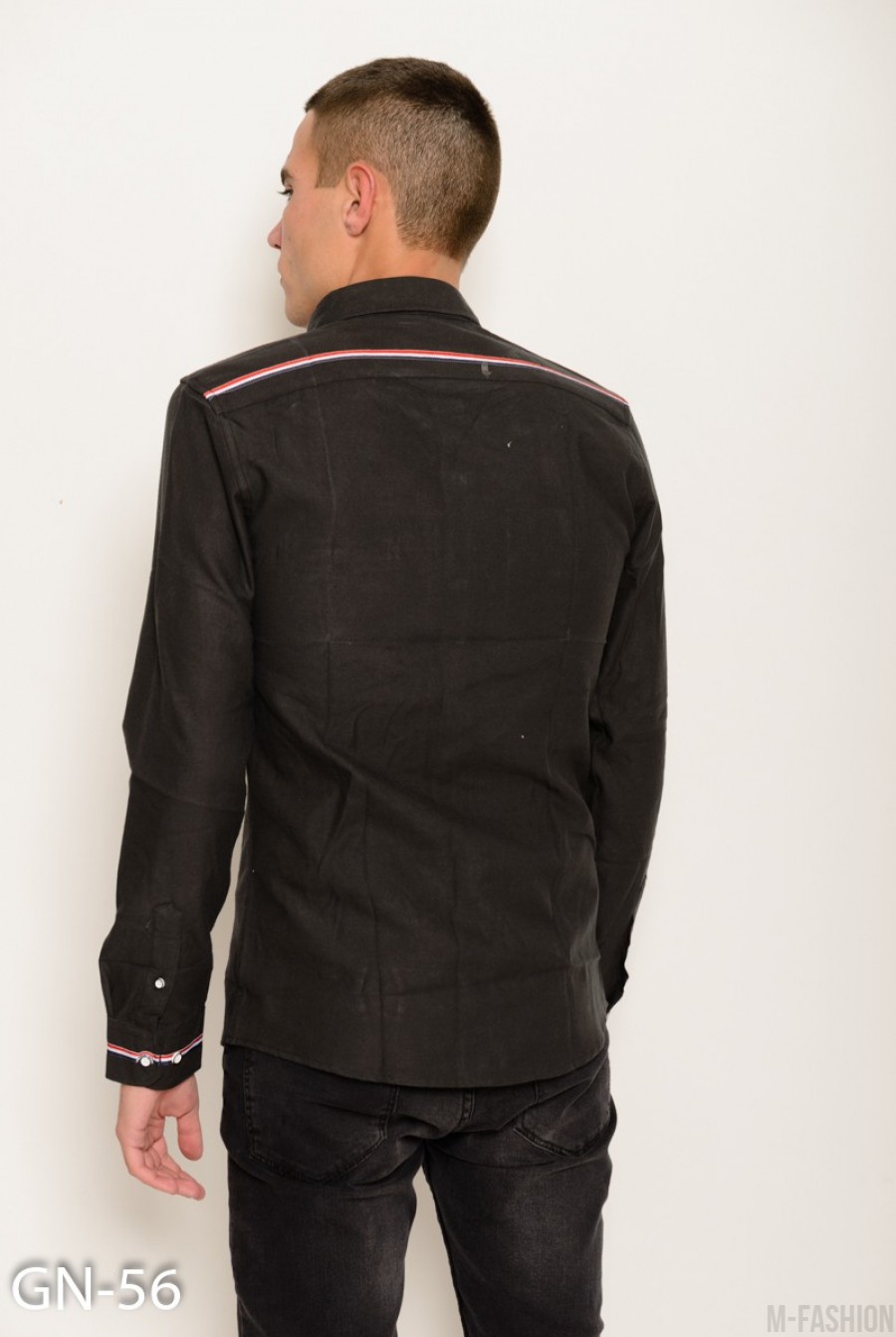 Черная коттоновая рубашка с длинными рукавами и полосатым лаконичным декором- Фото 4