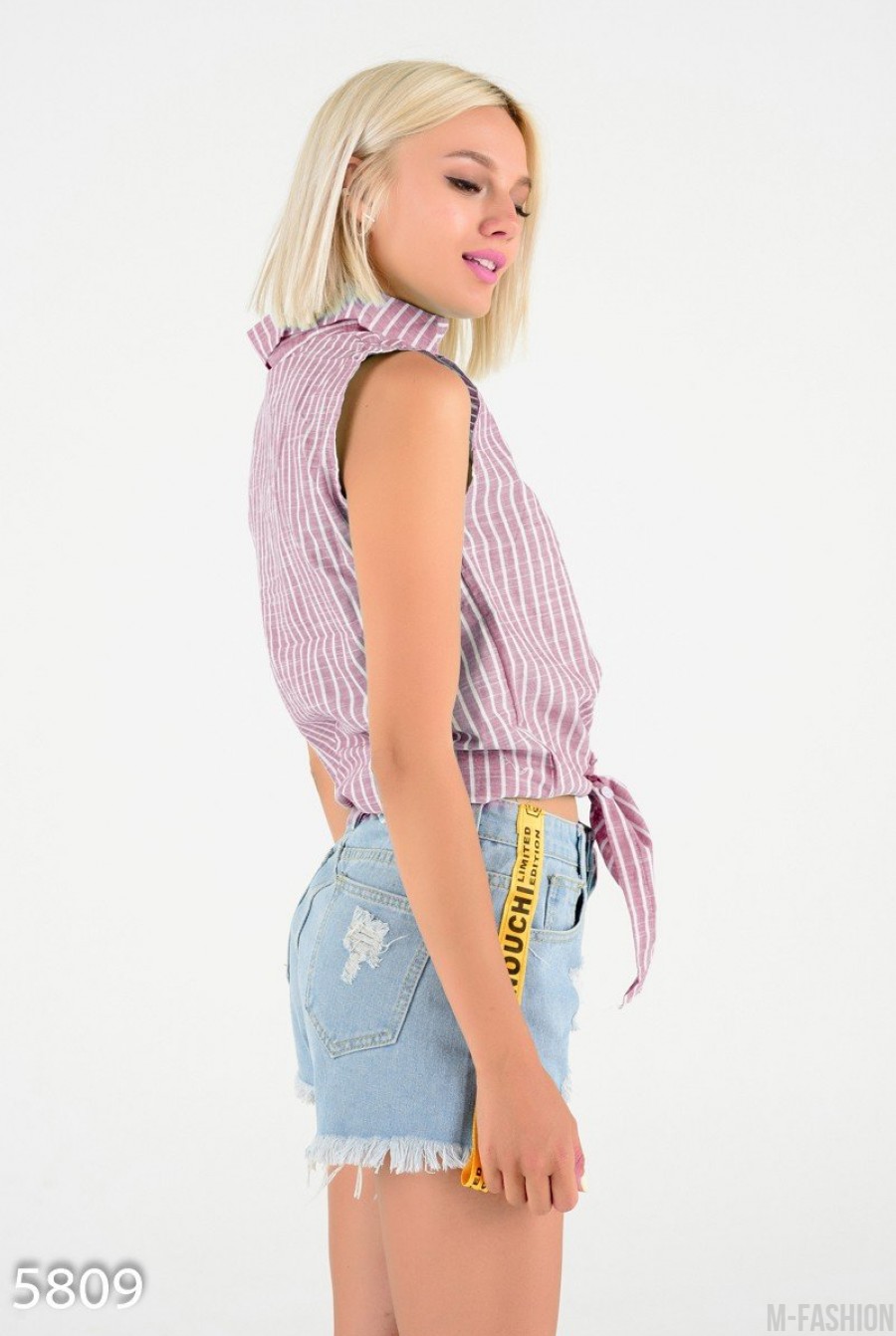 Малиновая полосатая рубашка без рукавов с узлом и бусинами на кармашке- Фото 2