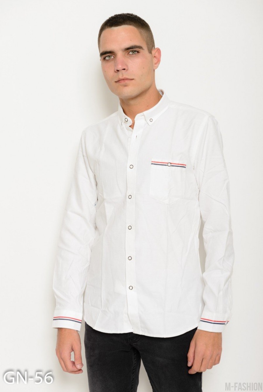 Белая коттоновая рубашка с длинными рукавами и полосатым лаконичным декором - Фото 1