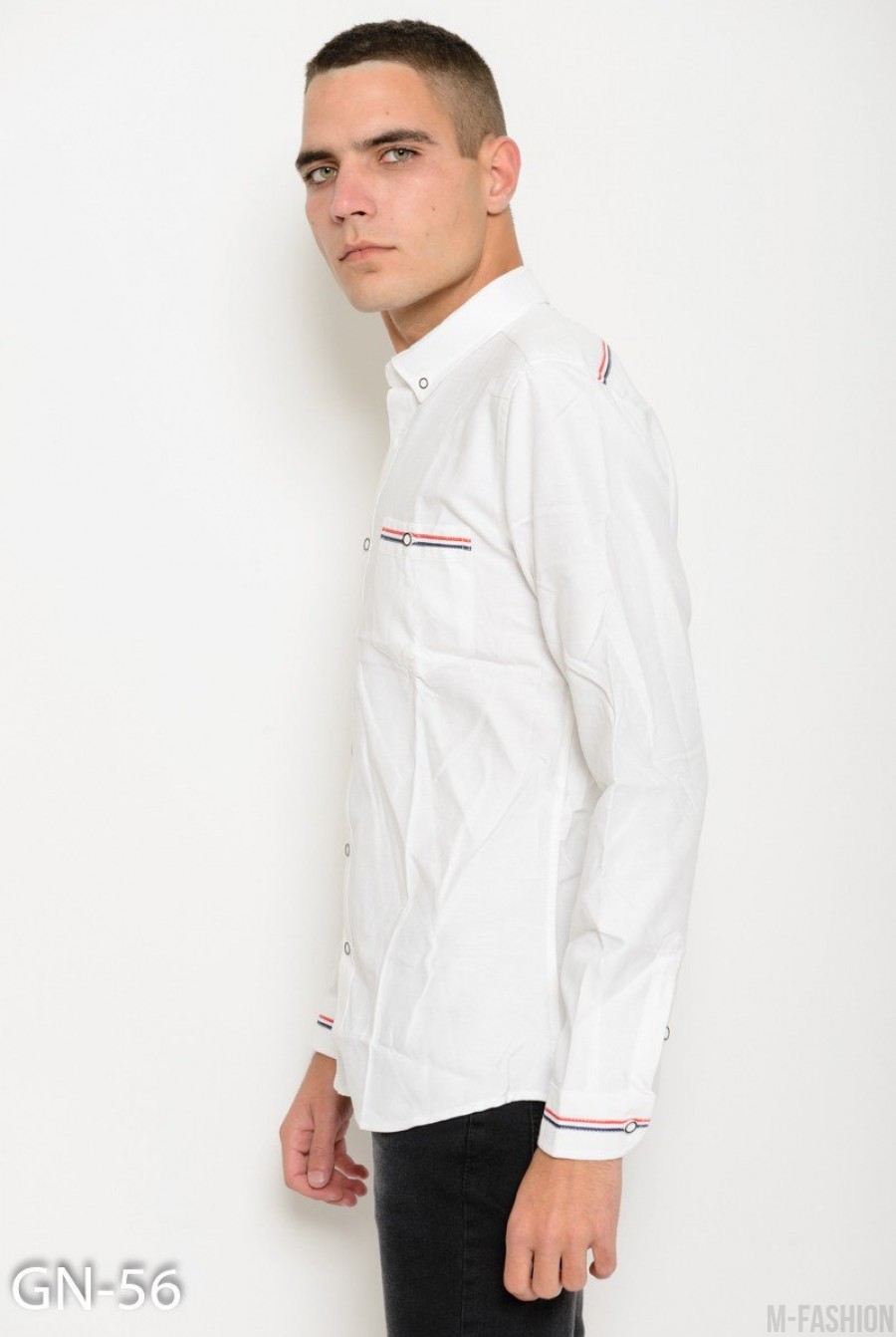 Белая коттоновая рубашка с длинными рукавами и полосатым лаконичным декором- Фото 2