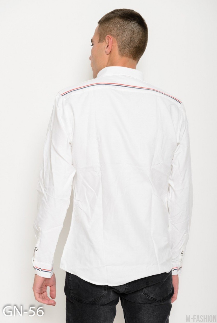 Белая коттоновая рубашка с длинными рукавами и полосатым лаконичным декором- Фото 3