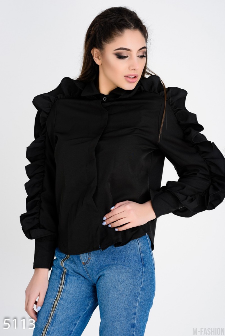 Черная женская рубашка с объемными необычными воланами по линии рукавов - Фото 1