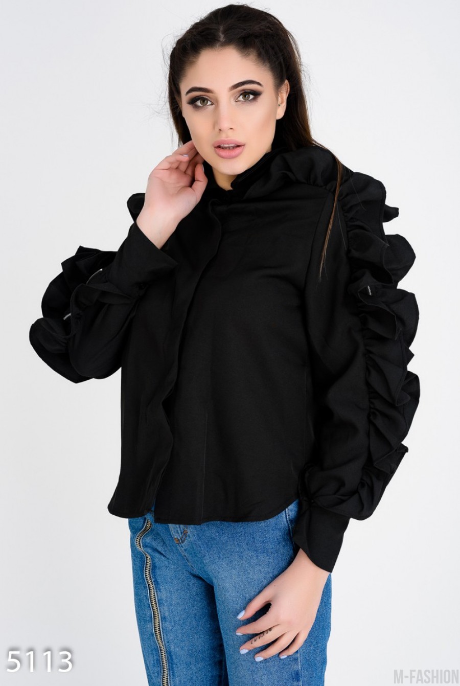 Черная женская рубашка с объемными необычными воланами по линии рукавов- Фото 2