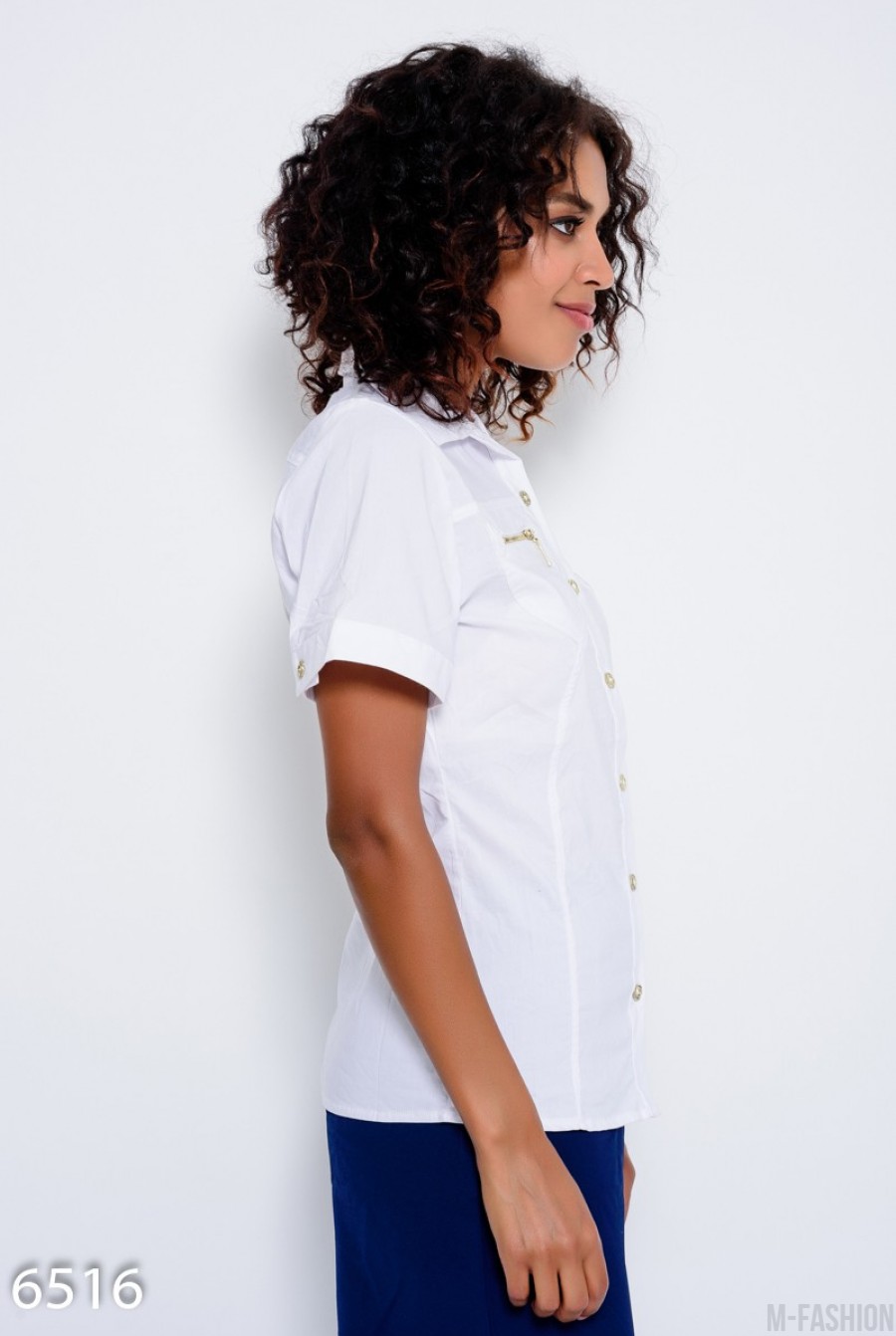 Белая коттоновая рубашка с короткими рукавами и карманами на молниях на груди- Фото 2