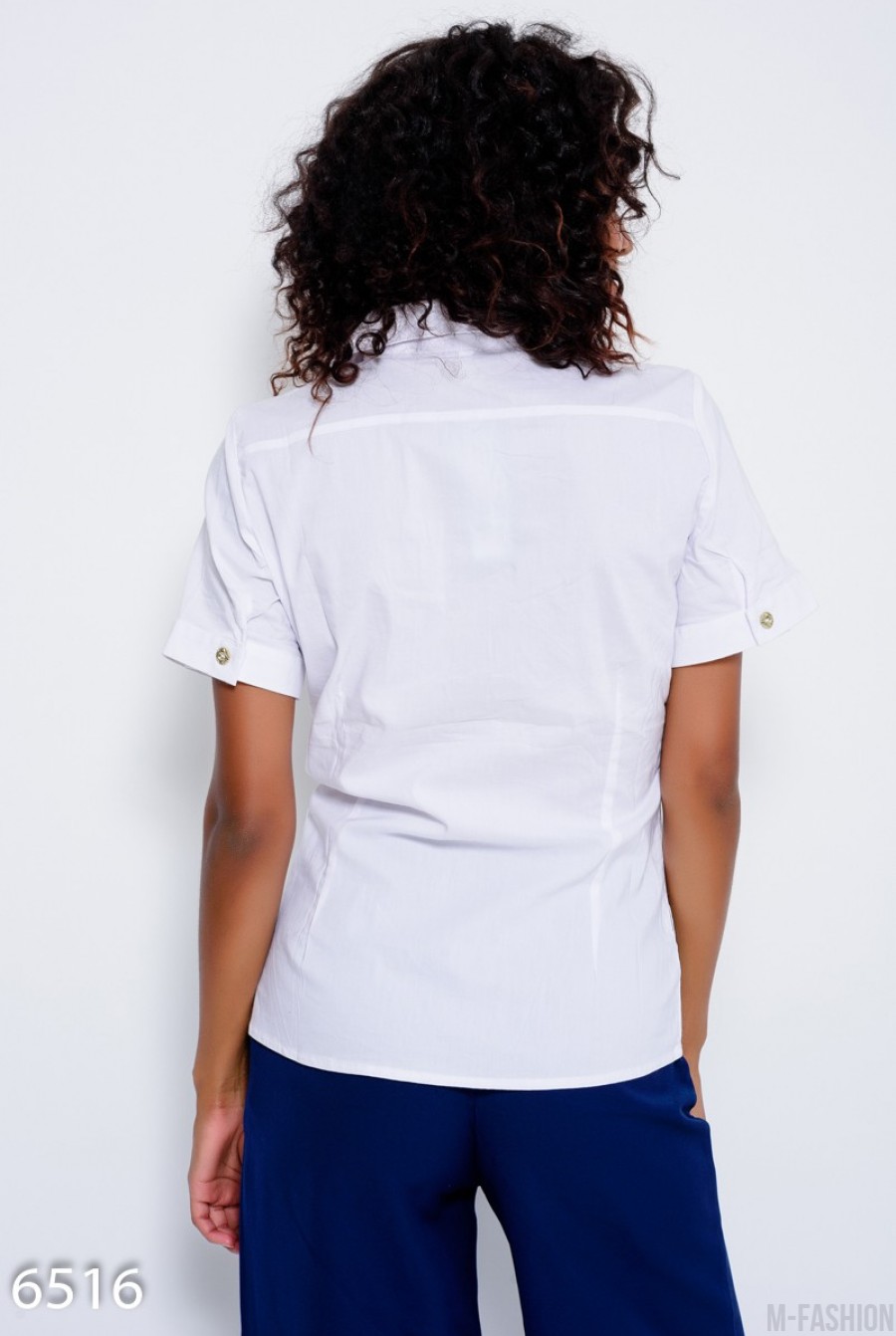 Белая коттоновая рубашка с короткими рукавами и карманами на молниях на груди- Фото 3
