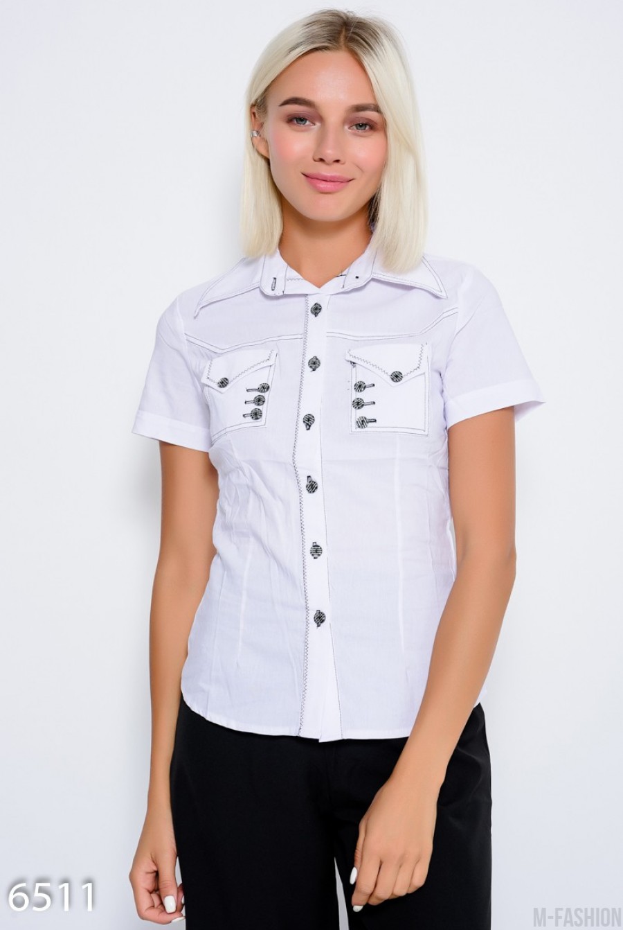Белая эластичная коттоновая рубашка с короткими рукавами и декором из черных ниток - Фото 1