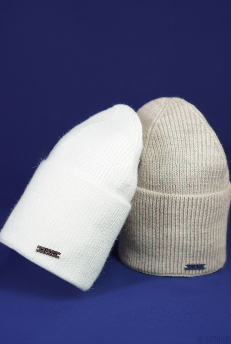 Белая шерстяная шапка с широким подворотом- Фото 3