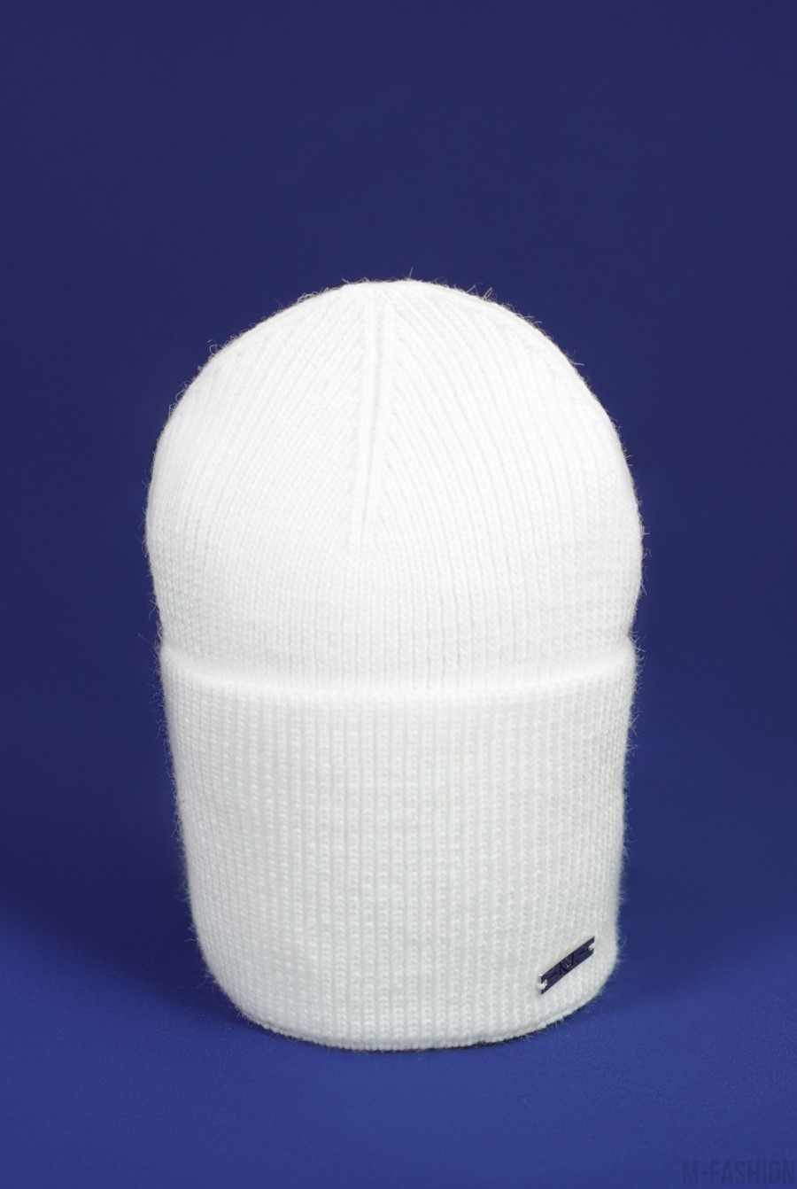 Белая шерстяная шапка с широким подворотом - Фото 1