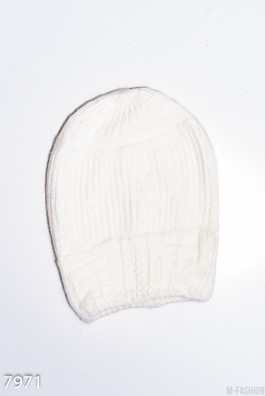 Белая шерстяная вязананя шапка с фактурным манжетом - Фото 1