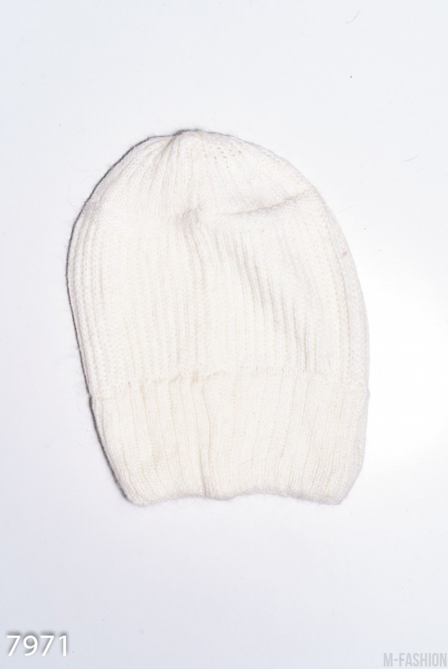Белая шерстяная вязананя шапка с фактурным манжетом- Фото 2