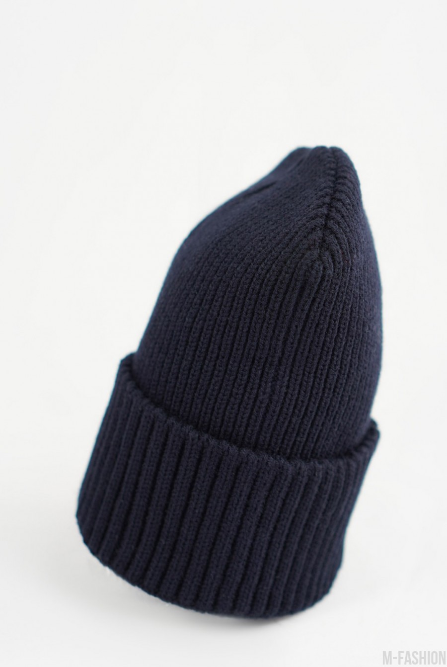 Темно-синяя однотонная вязанная шапка бини- Фото 2