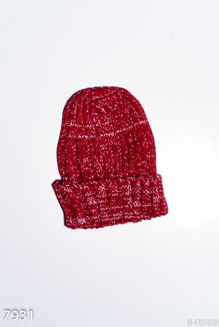 Бордовая меланжевая шапка фактурной вязки с подворотом - Фото 1