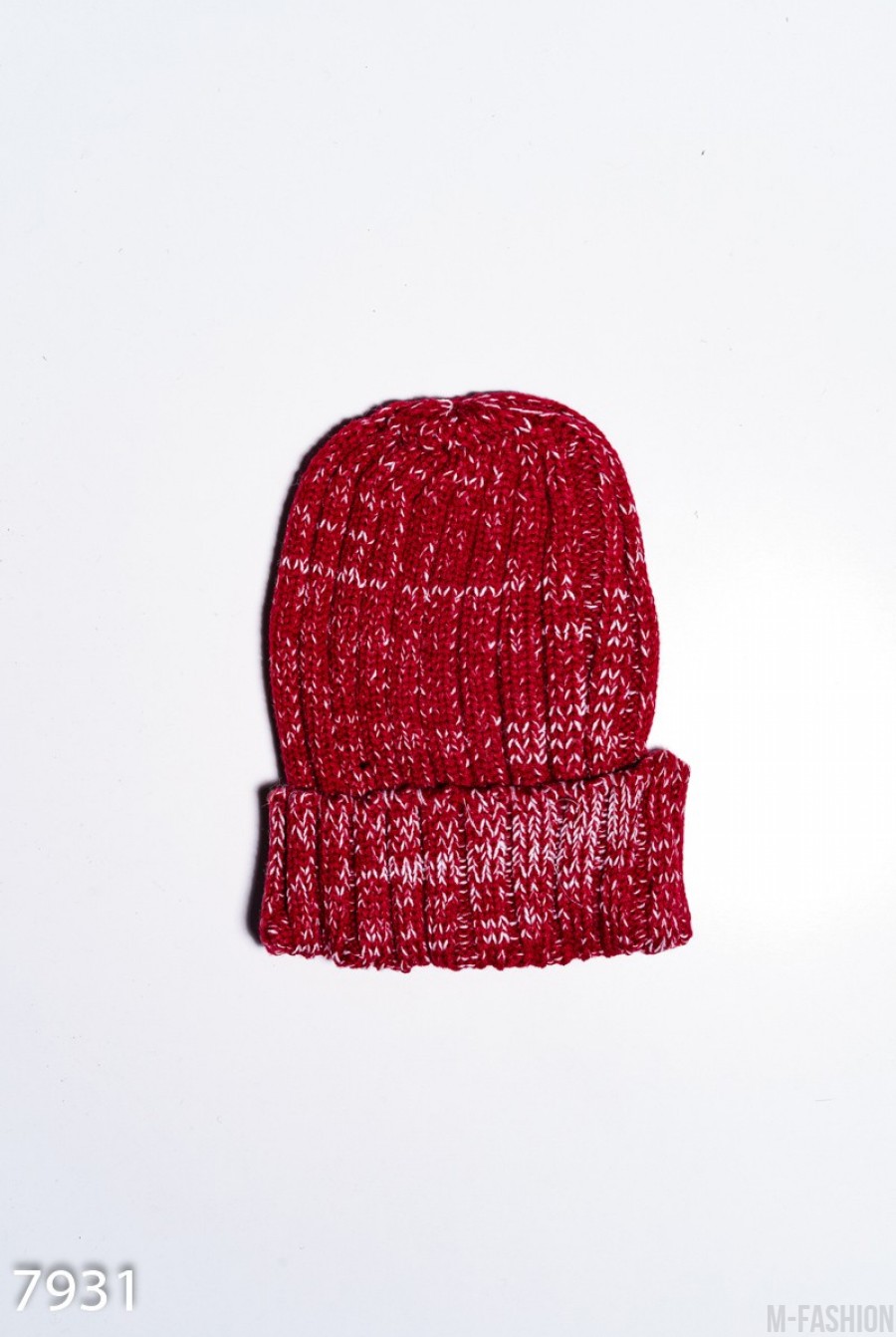 Бордовая меланжевая шапка фактурной вязки с подворотом- Фото 2