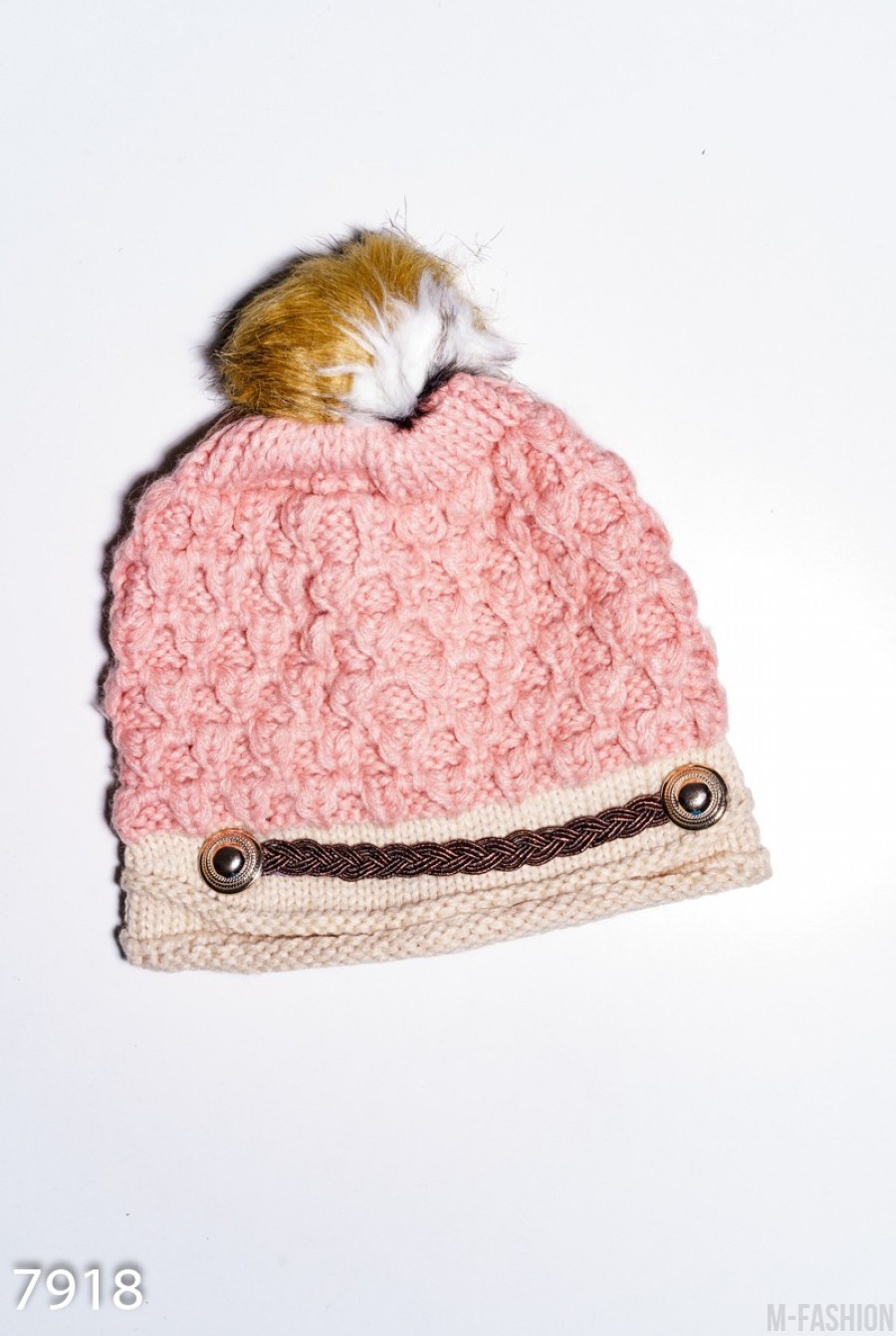 Розовая шерстяная шапка фактурной вязки с помпоном и аппликацией на манжете - Фото 1