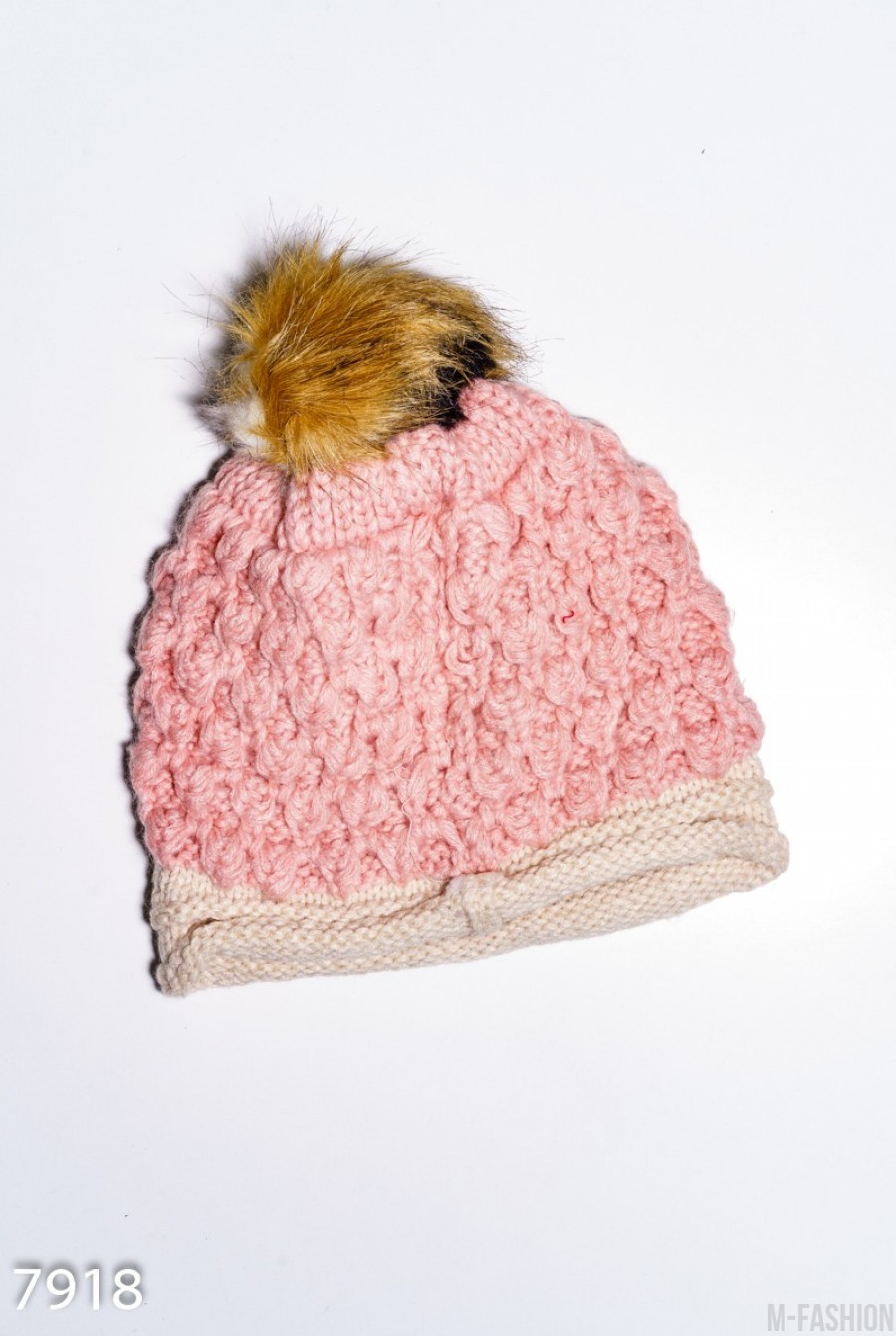Розовая шерстяная шапка фактурной вязки с помпоном и аппликацией на манжете- Фото 2