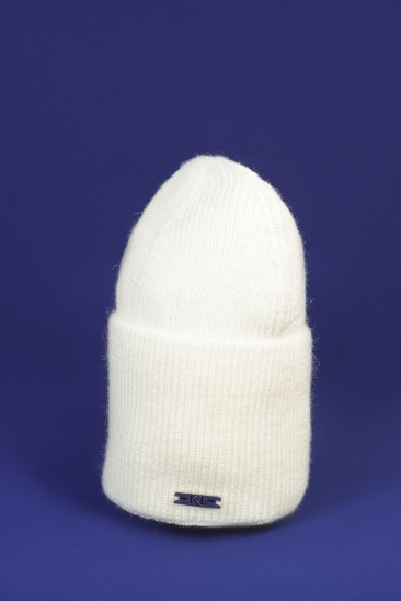 Молочная шерстяная шапка с широким подворотом