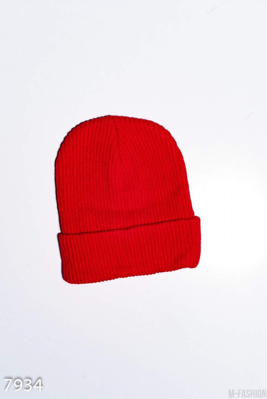 Красная вязаная шапка с нашивкой на манжете- Фото 2