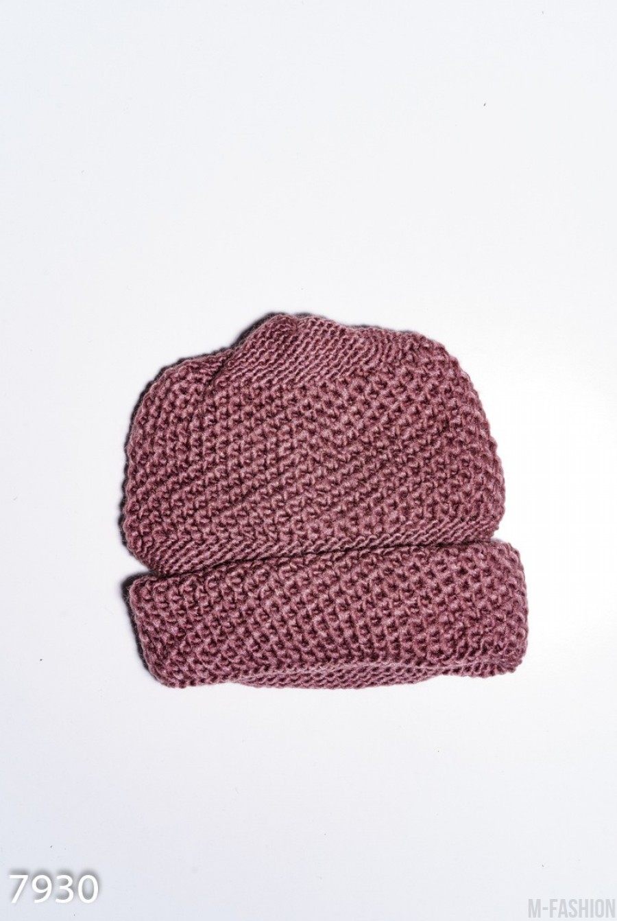 Розовая однотонная шапка крупной вязки с подворотом - Фото 1