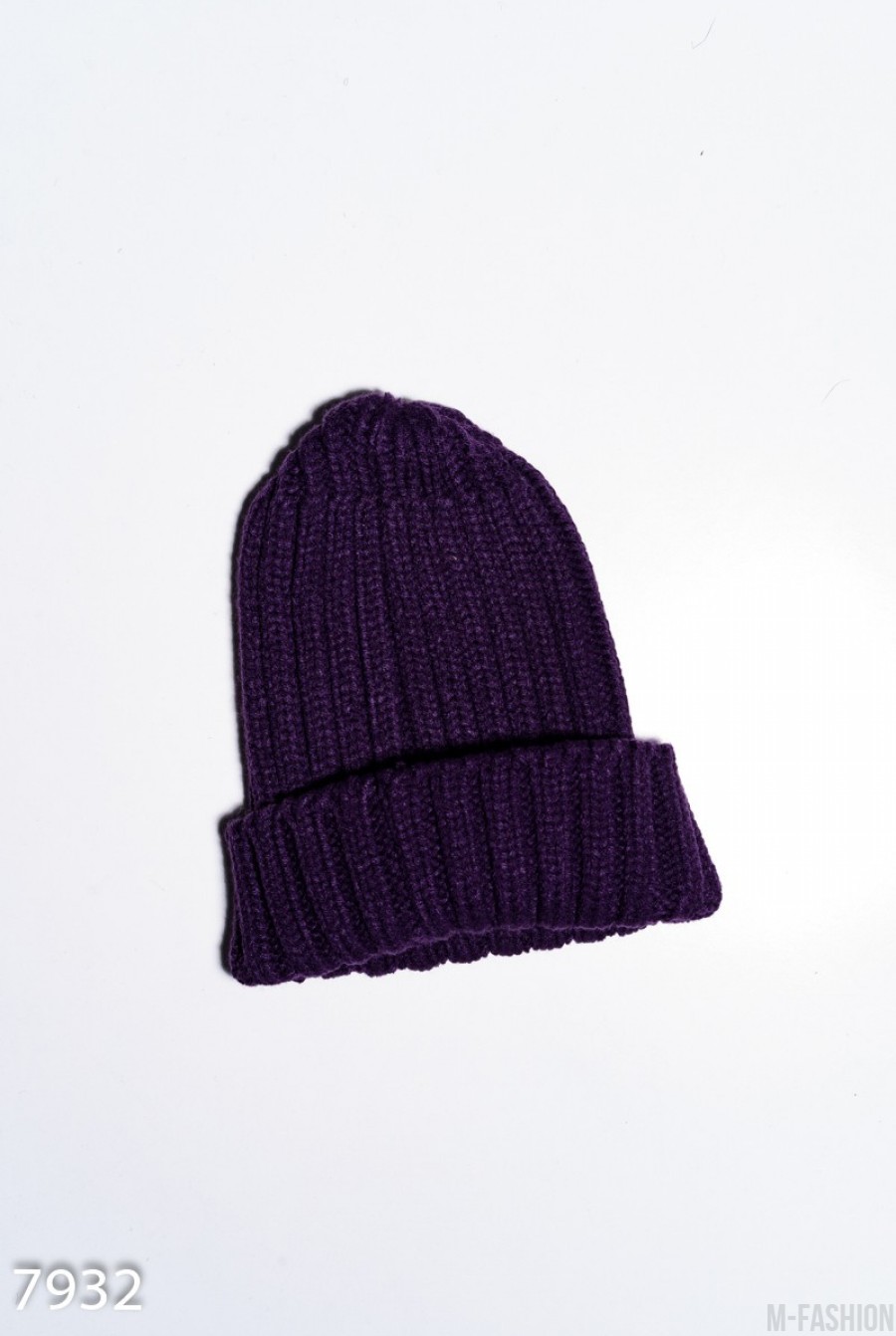 Сиреневая однотонная шапка фактурной вязки с подворотом - Фото 1