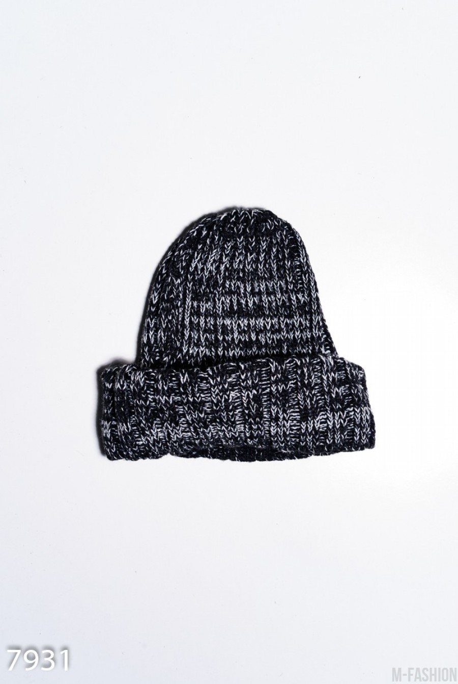 Черная меланжевая шапка фактурной вязки с подворотом - Фото 1