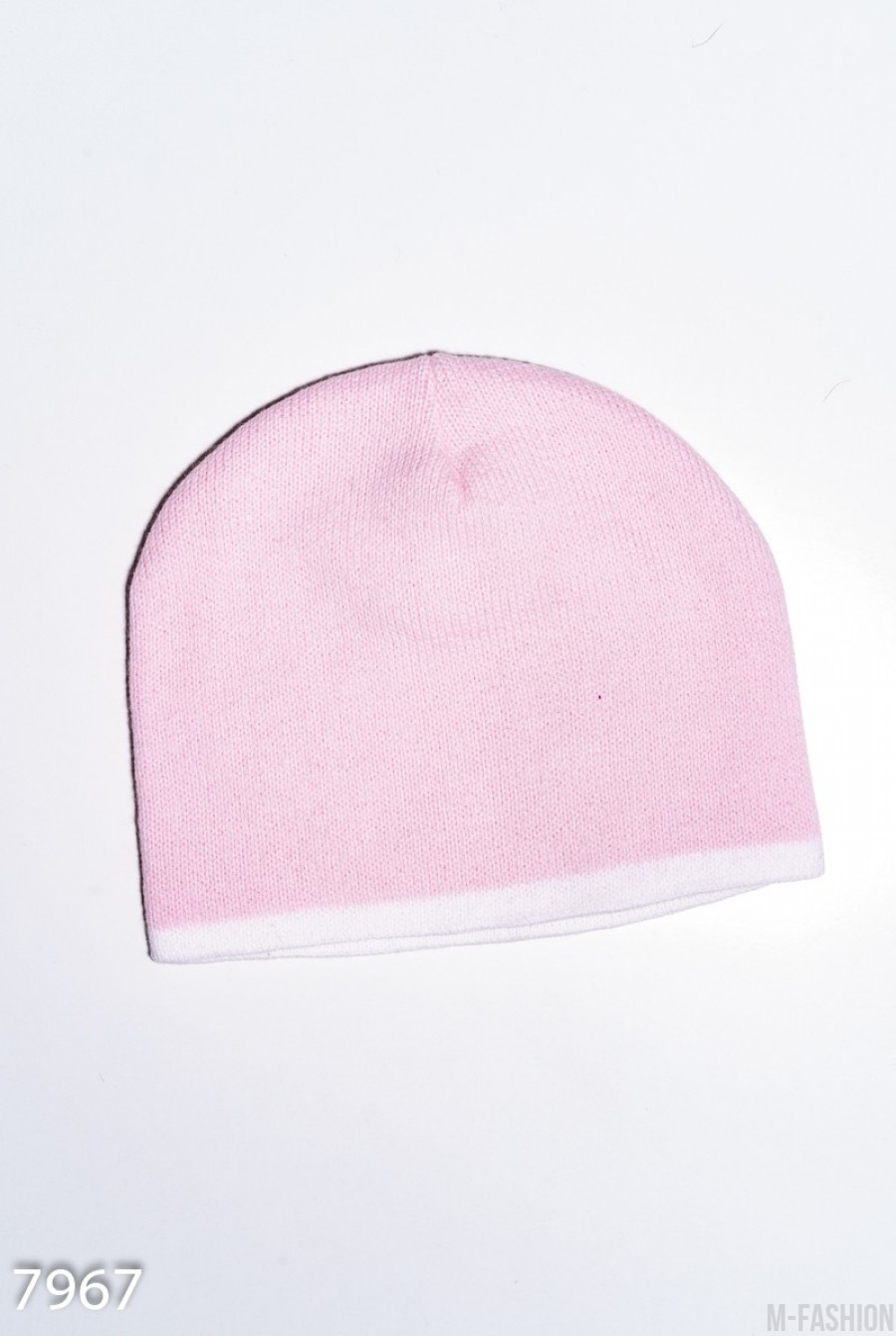 Розовая демисезонная шапка с белым кантом - Фото 1