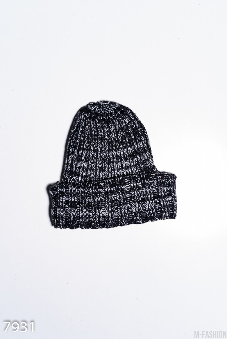 Черная меланжевая шапка фактурной вязки с подворотом- Фото 2