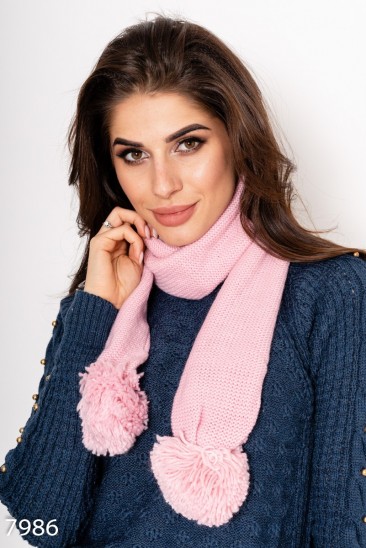 Розовый вязаный двухслойный шарф с крупными помпонами