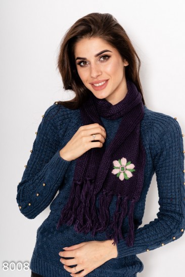 Фиолетовый шерстяной вязаный шарф декорированный вышивкой и бахромой