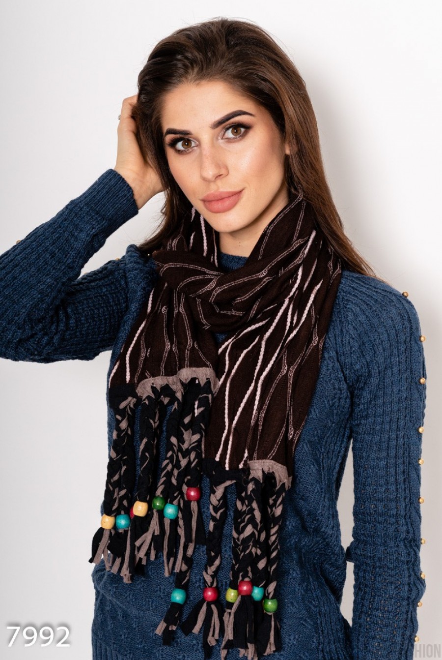 Коричневый полосатый демисезонный шарф с бусинами на бахроме - Фото 1