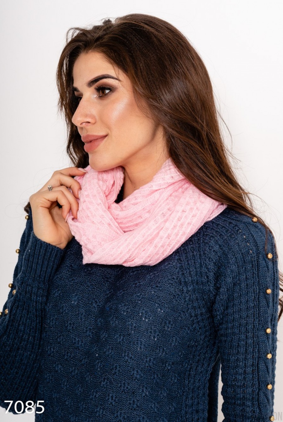 Розовый однотонный шарф-хомут декоративной вязки - Фото 1