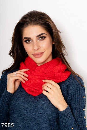 Красный однотонный шарф-хомут декоративной вязки