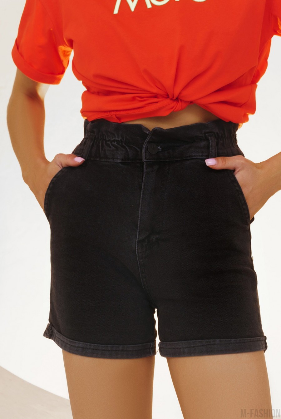 Черные джинсовые шорты с рюшами на поясе - Фото 1
