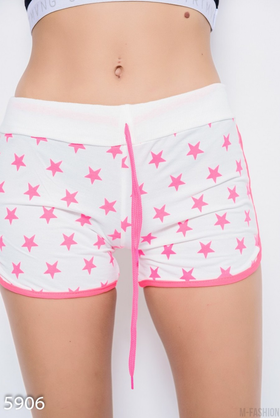 Белые трикотажные короткие тонкие шорты с розовыми звездами и лампасами - Фото 1