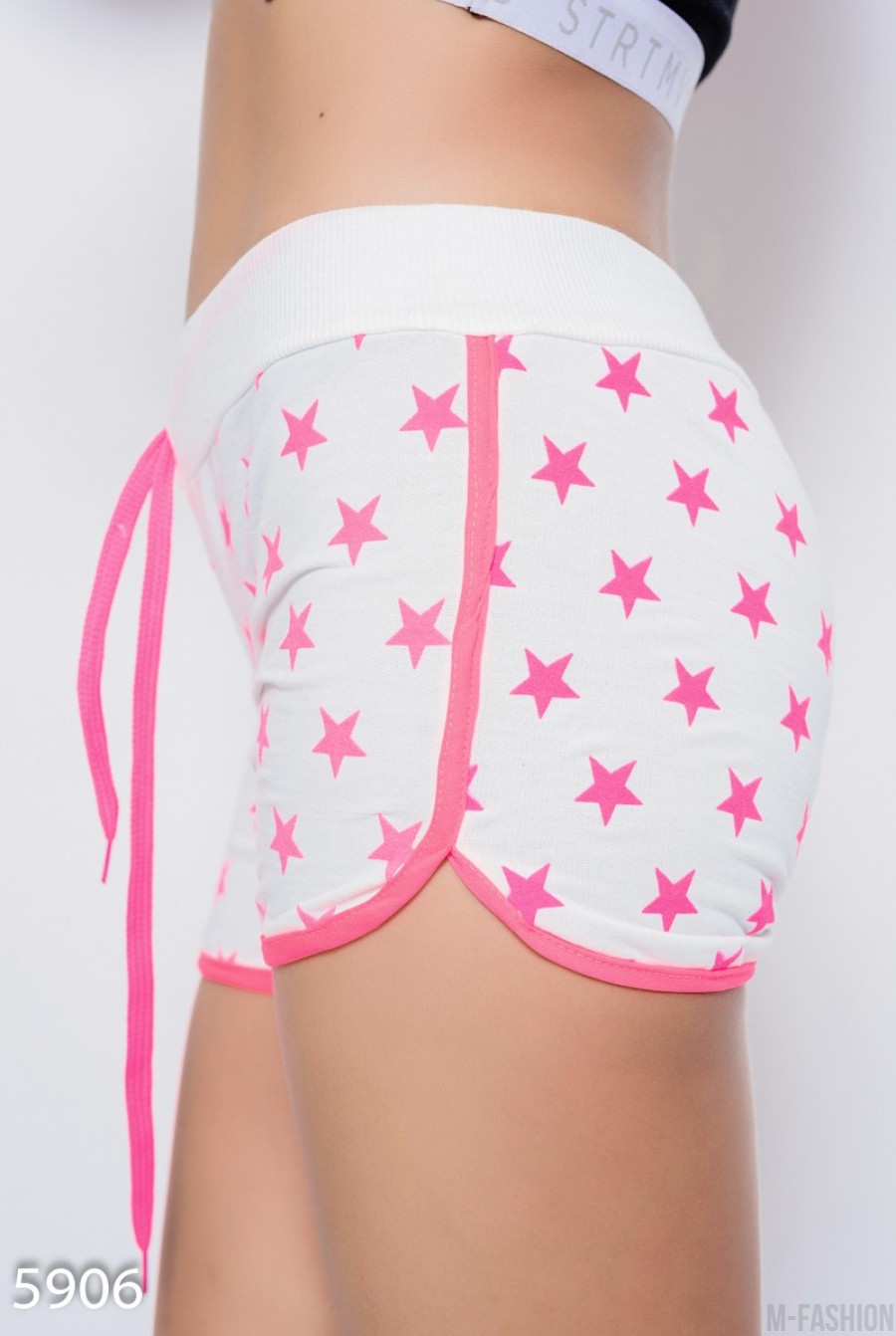 Белые трикотажные короткие тонкие шорты с розовыми звездами и лампасами- Фото 2