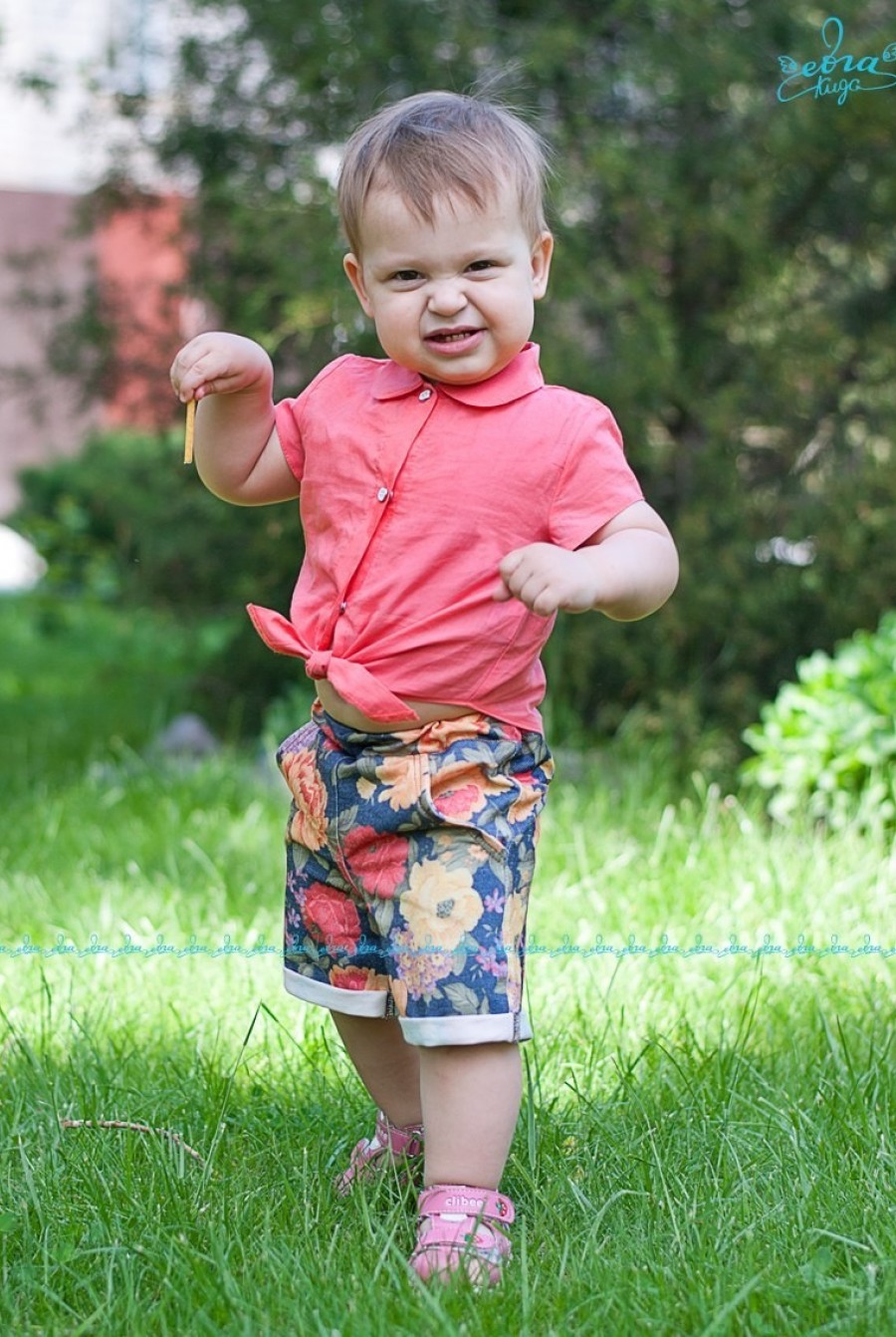 Джинсовые шорты с ярким цветочным принтом и с подворотами- Фото 2