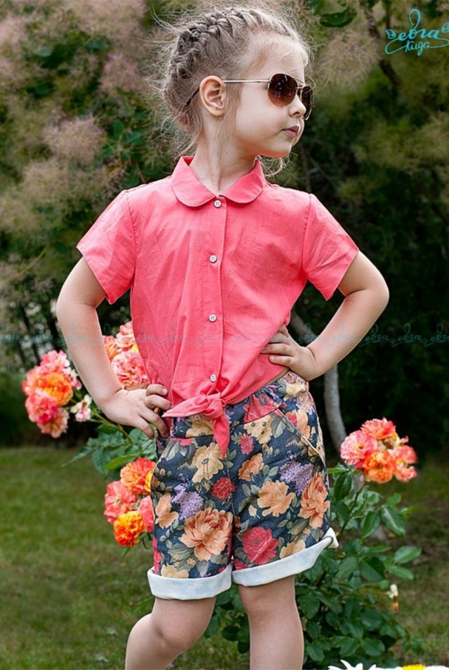 Джинсовые шорты с ярким цветочным принтом и с подворотами- Фото 3