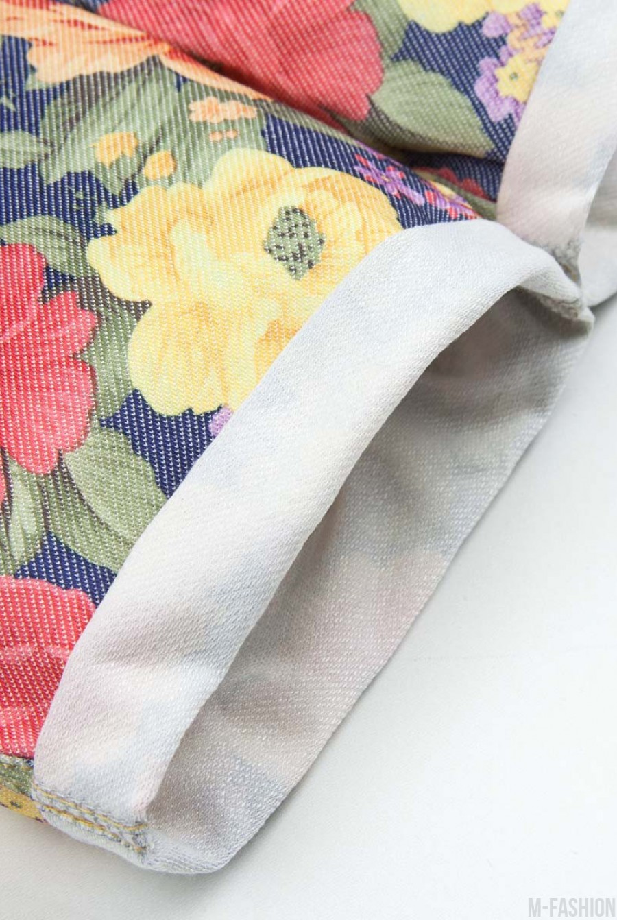 Джинсовые шорты с ярким цветочным принтом и с подворотами- Фото 5