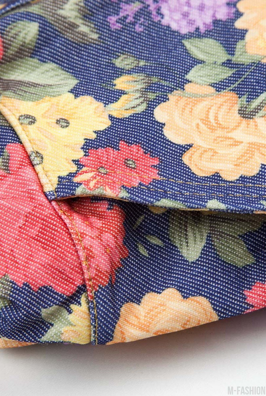 Джинсовые шорты с ярким цветочным принтом и с подворотами- Фото 6